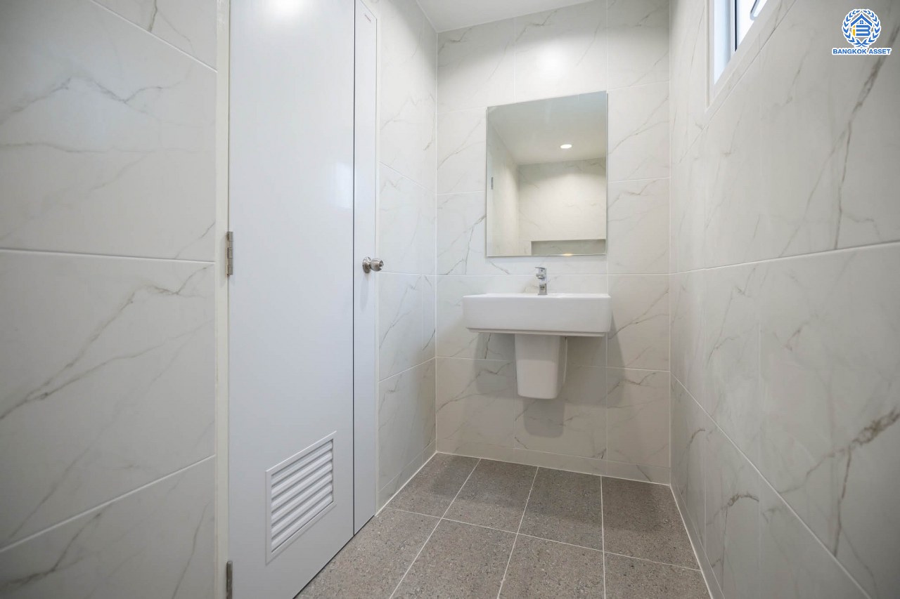 บ้านมือสองตกแต่งใหม่ โครงการ ดีซิโอ้ อรดา ราชพฤกษ์ หลังมุม เนื้อที่ 50.6 ตร.ว. ตอบโจทย์ทุกการอยู่อาศัย ฟังก์ชัน 3 ห้องนอน 3 ห้องน้ำ 2 ที่จอดรถ บรรยากาศเงียบสงบ บนทำเลเดินทางสะดวก เชื่อมต่อหลายเส้นทาง ใกล้รถไฟฟ้าสายสีม่วง "สถานีบางรักใหญ่"